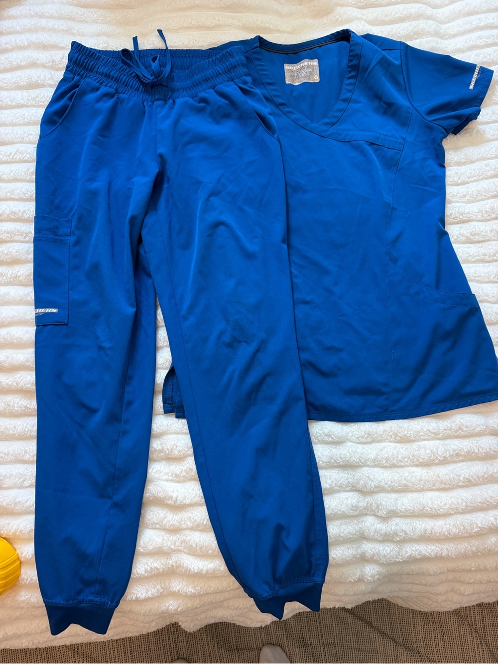 Sketchers Women’s scrub set Blue - v neck top XS & Jogger Bottoms XXS petite